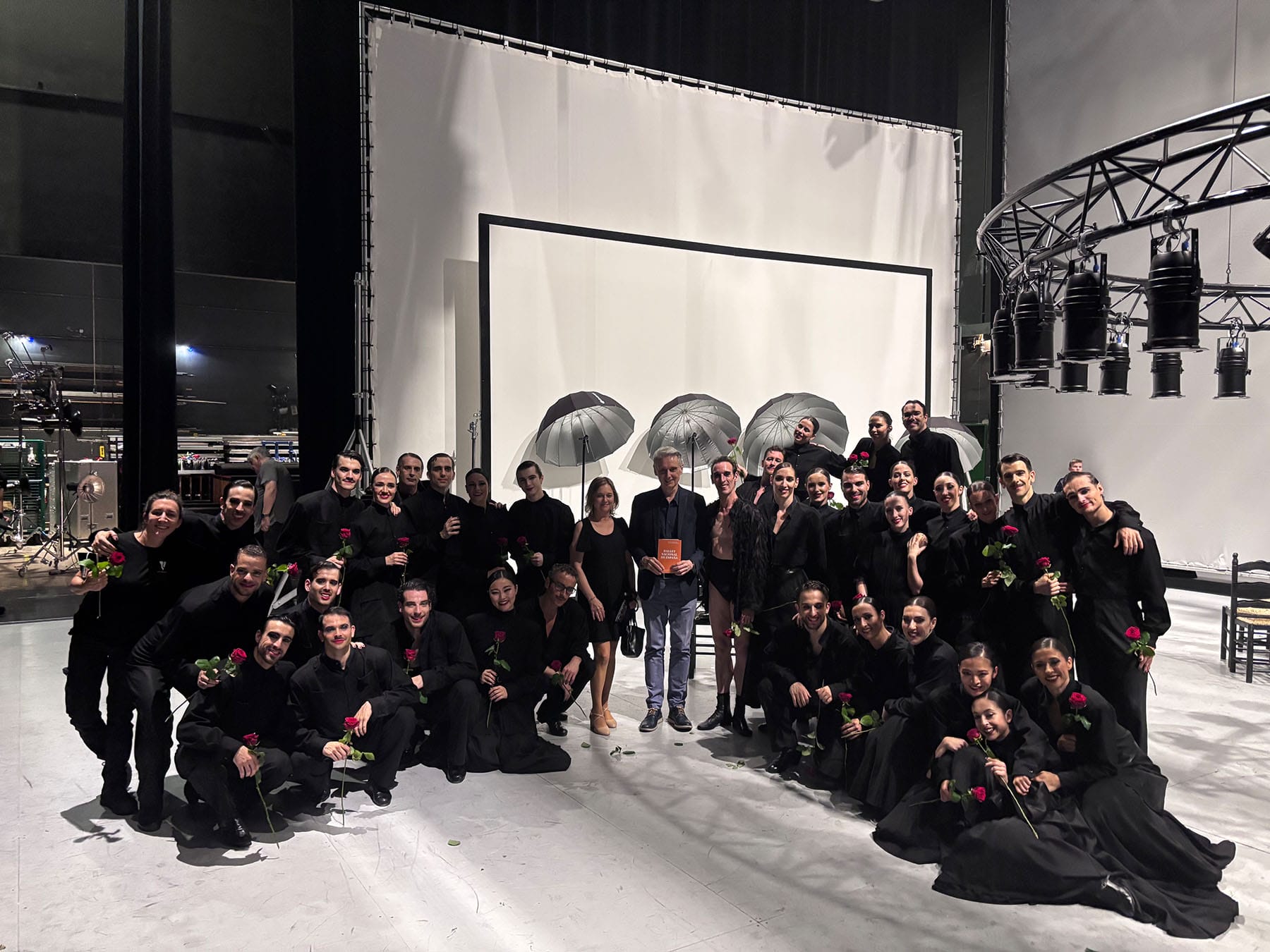 Tänzer*innen des Ballet Nacional de España mit dem Generalkonsul Ricardo Mor Solá