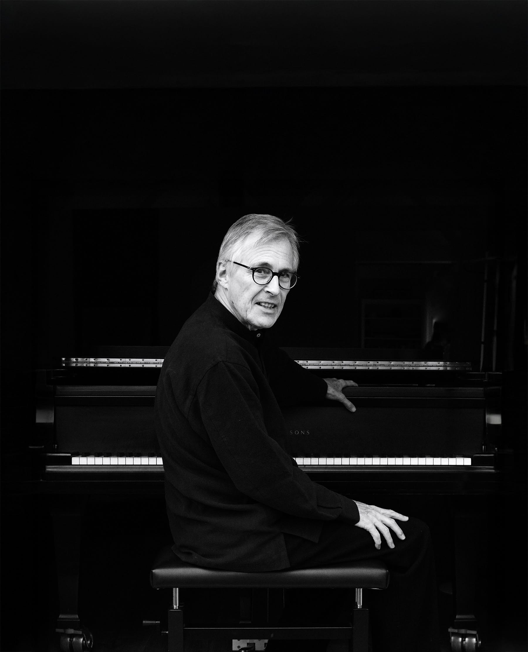 Christian Zacharias Christian Zacharias vor dem Klavier sitzend