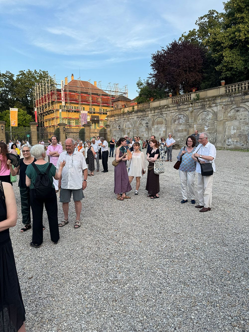 Get-together mit Publikum und Musiker*innen im Innenhof beim Feueralarm