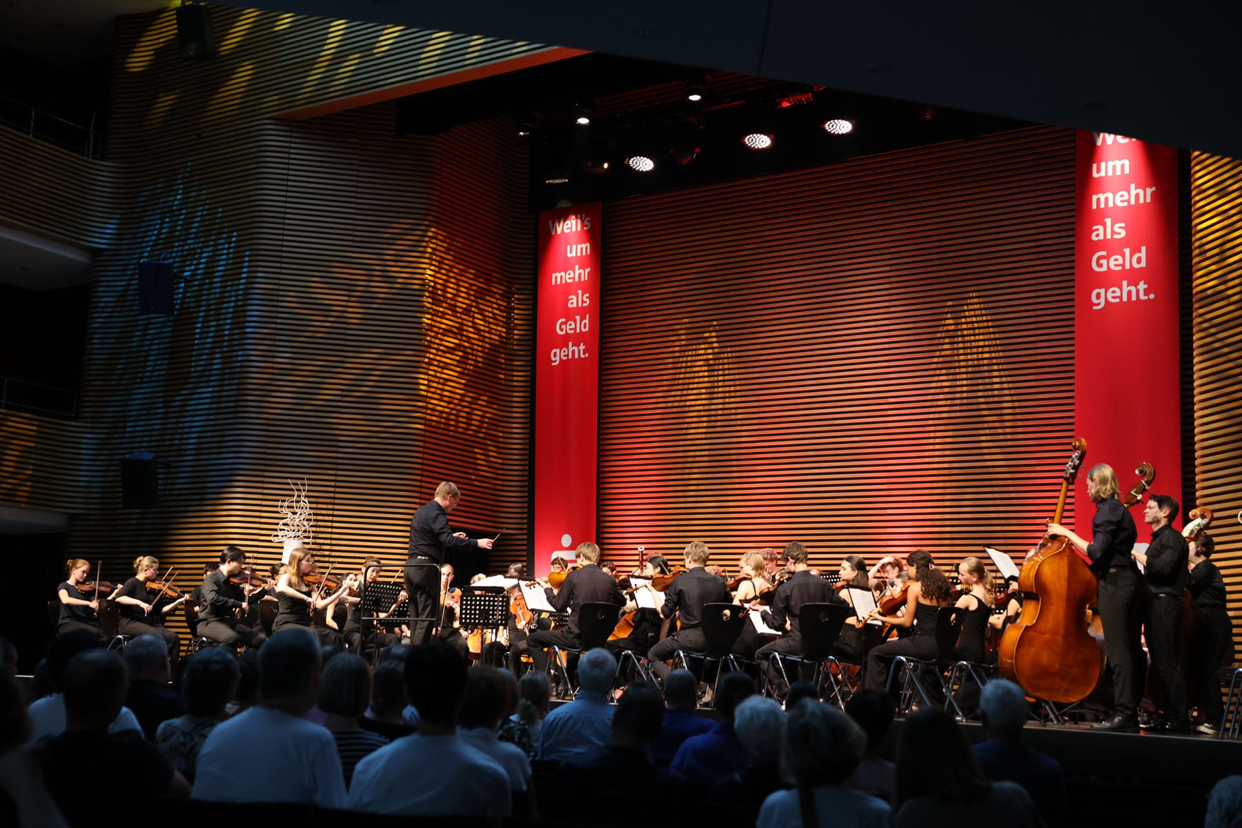 Das Orchester des Goethe-Gymnasiums und die LGT Young Soloists