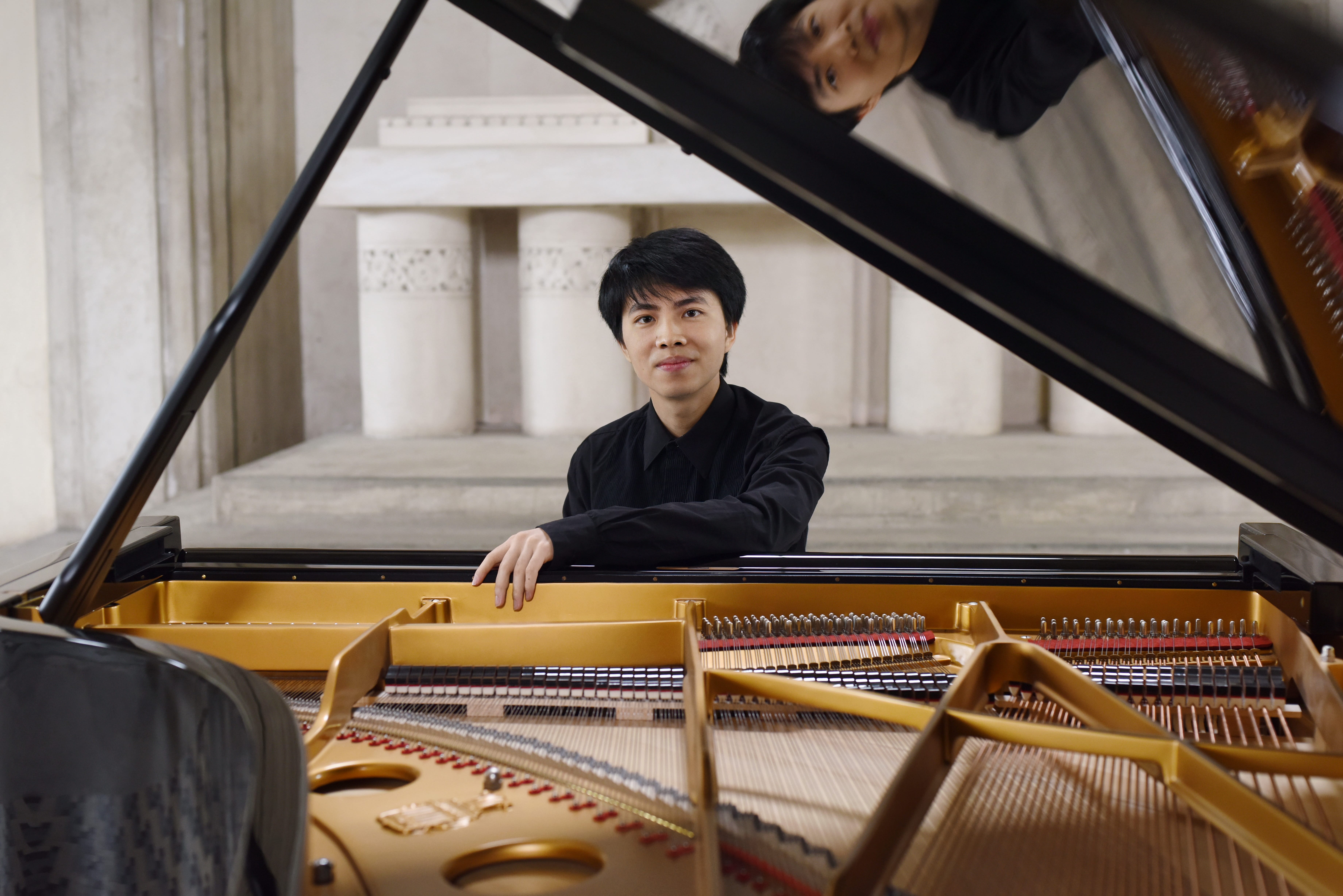 Kit Armstrong am geöffneten Flügel