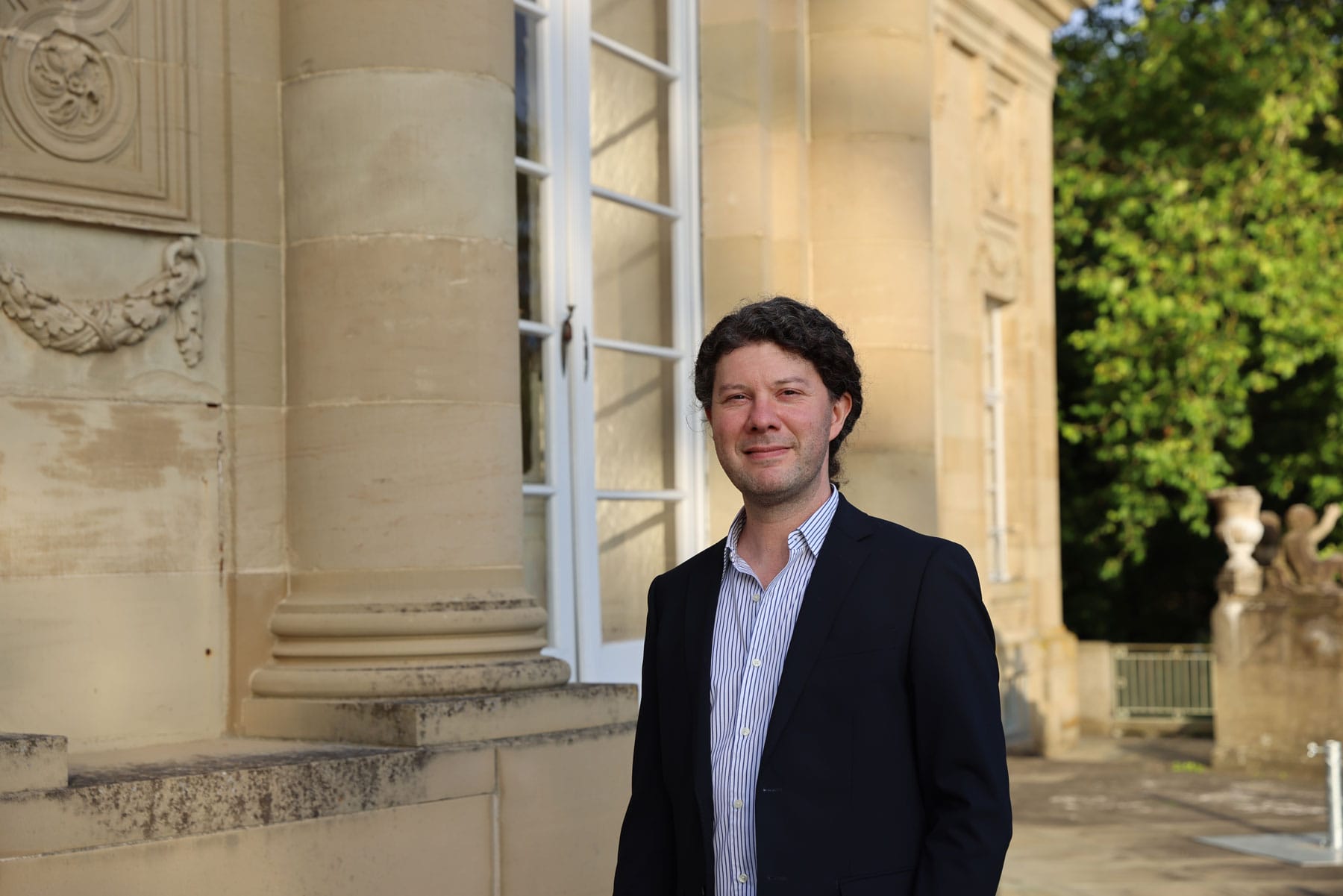 Lucas Reuter vor dem Seeschloss Monrepos