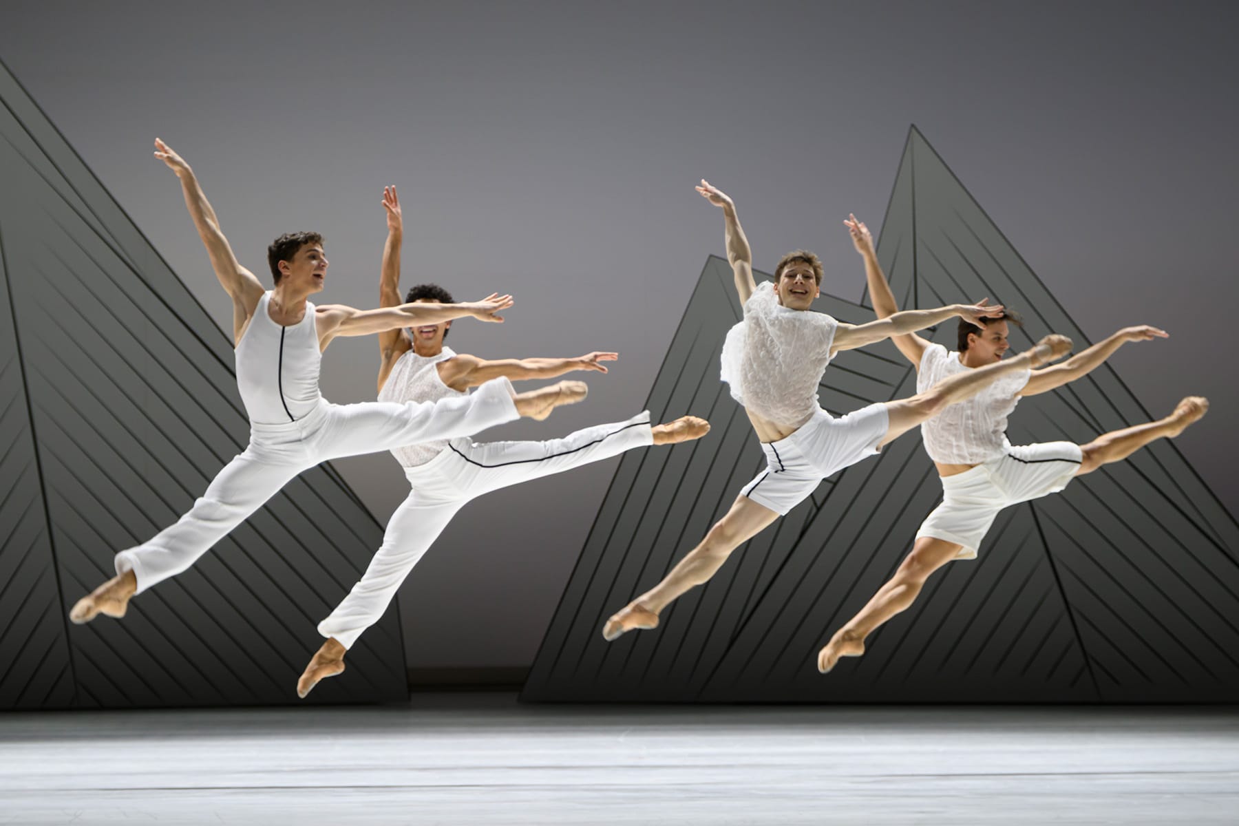 Szene aus Ma Bayadère, 4 Tänzer*innen beim Sprung in der Luft