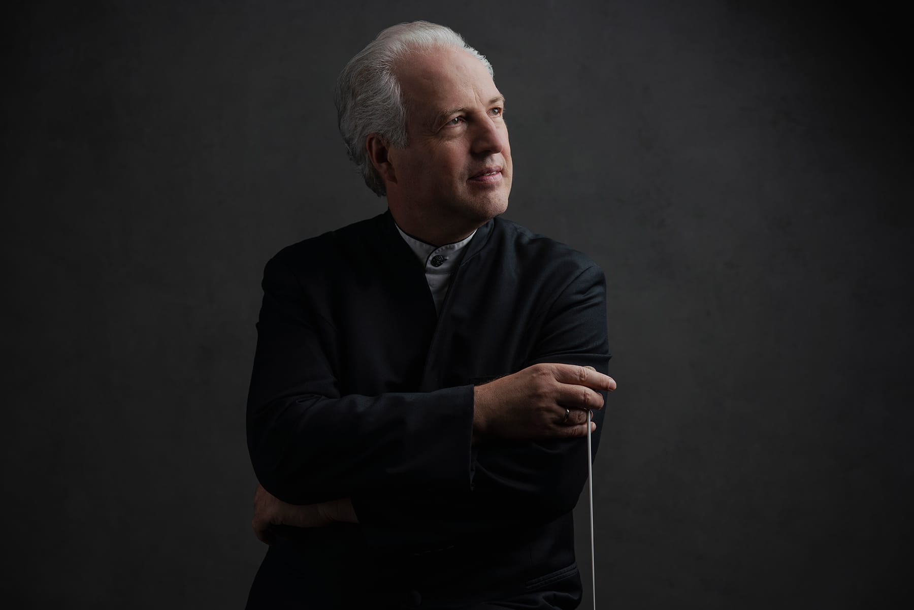 Manfred Honeck Bilddarstellung von Manfred Honeck mit Dirigentenstab