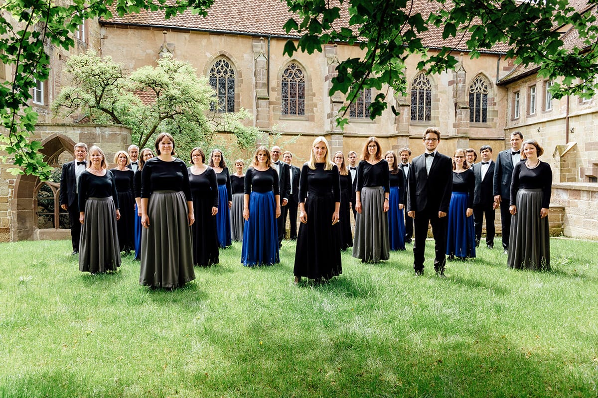 Maulbronner Kammerchor auf einer Wiese vor dem Kloster Maulbronn