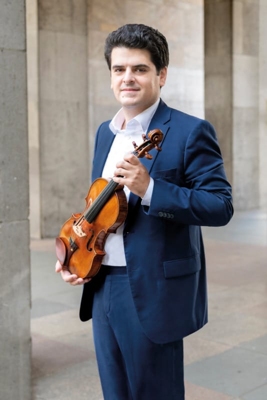 Michael Barenboim mit einer Violine