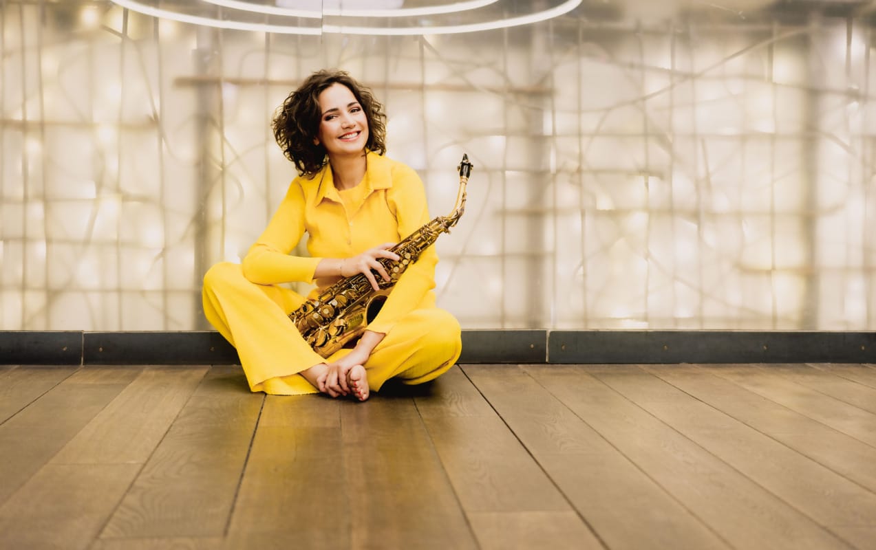 Asya Fateyeva mit Saxofon