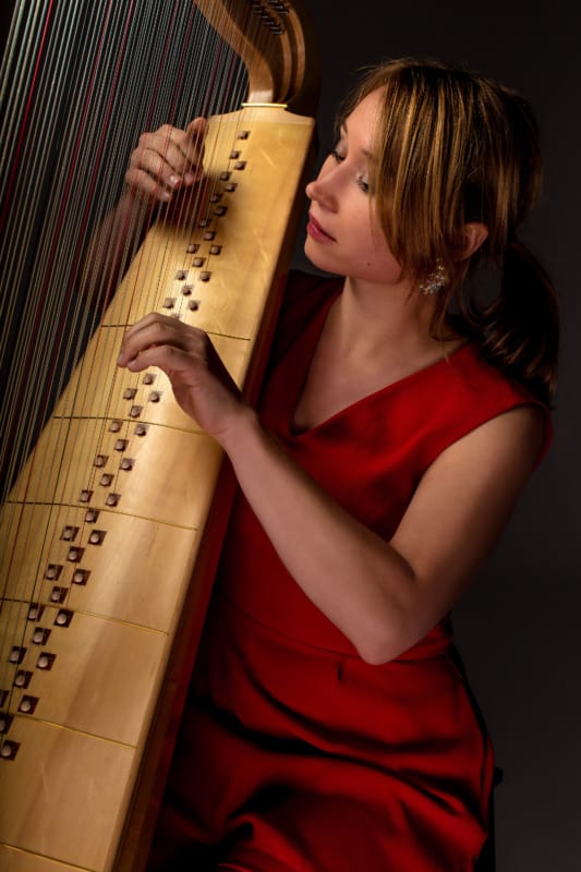 Pressefoto von Luise Enzian mit Barockharfe