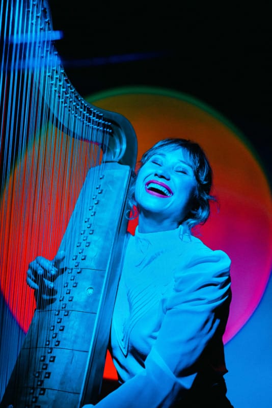 Pressefoto von Luise Enzian mit Barockharfe