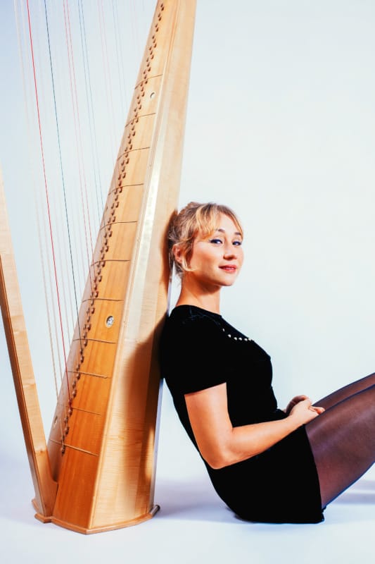 Pressefoto von Luise Enzian mit Barockharfe