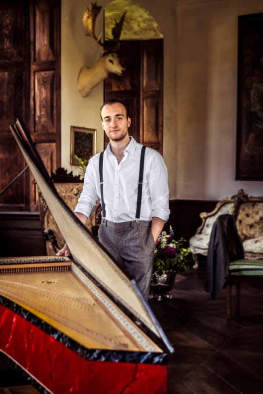 Pressefoto von Alexander von Heißen am Klavier stehend