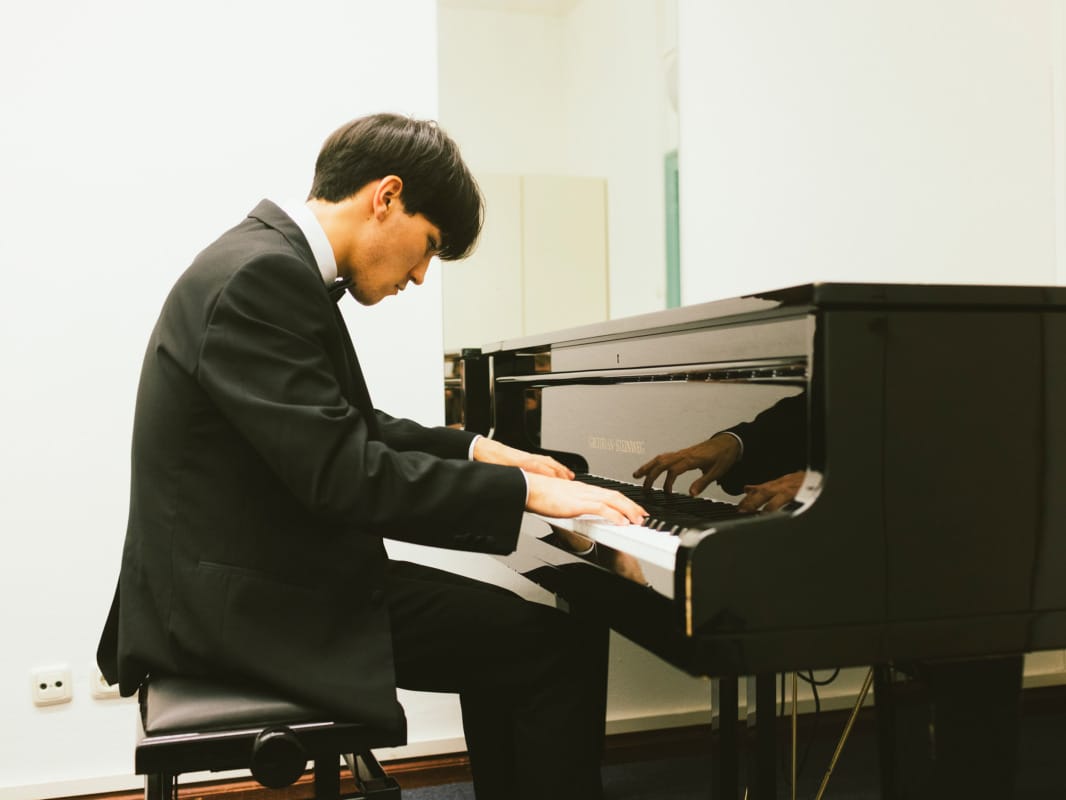 Pressefoto von Elias Ackerley am Klavier