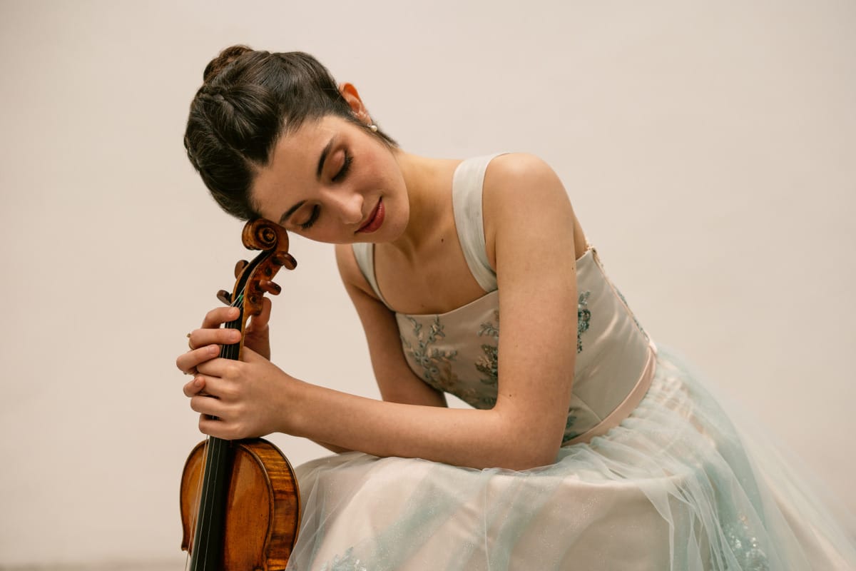 Pressefoto von María Dueñas mit Violine