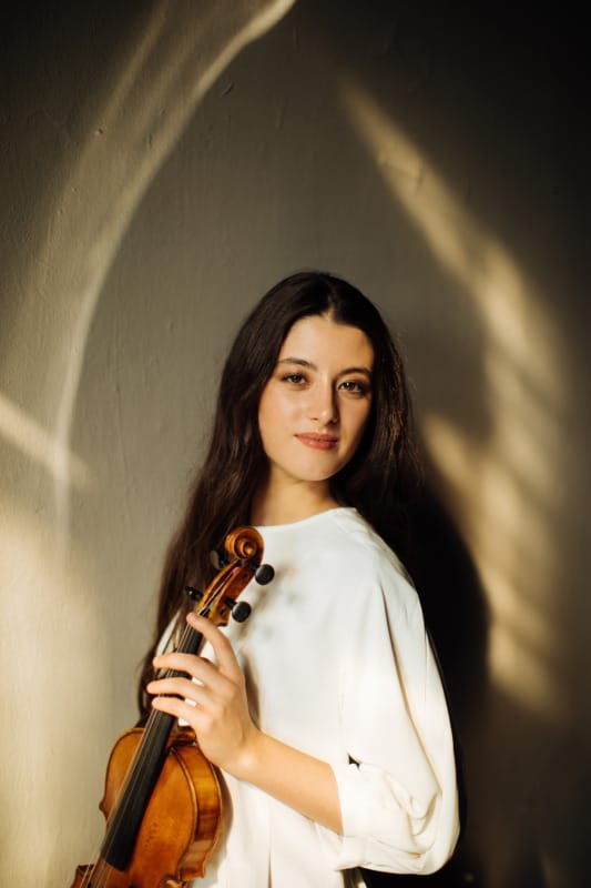 Pressefoto von María Dueñas mit Violine im Hochformat