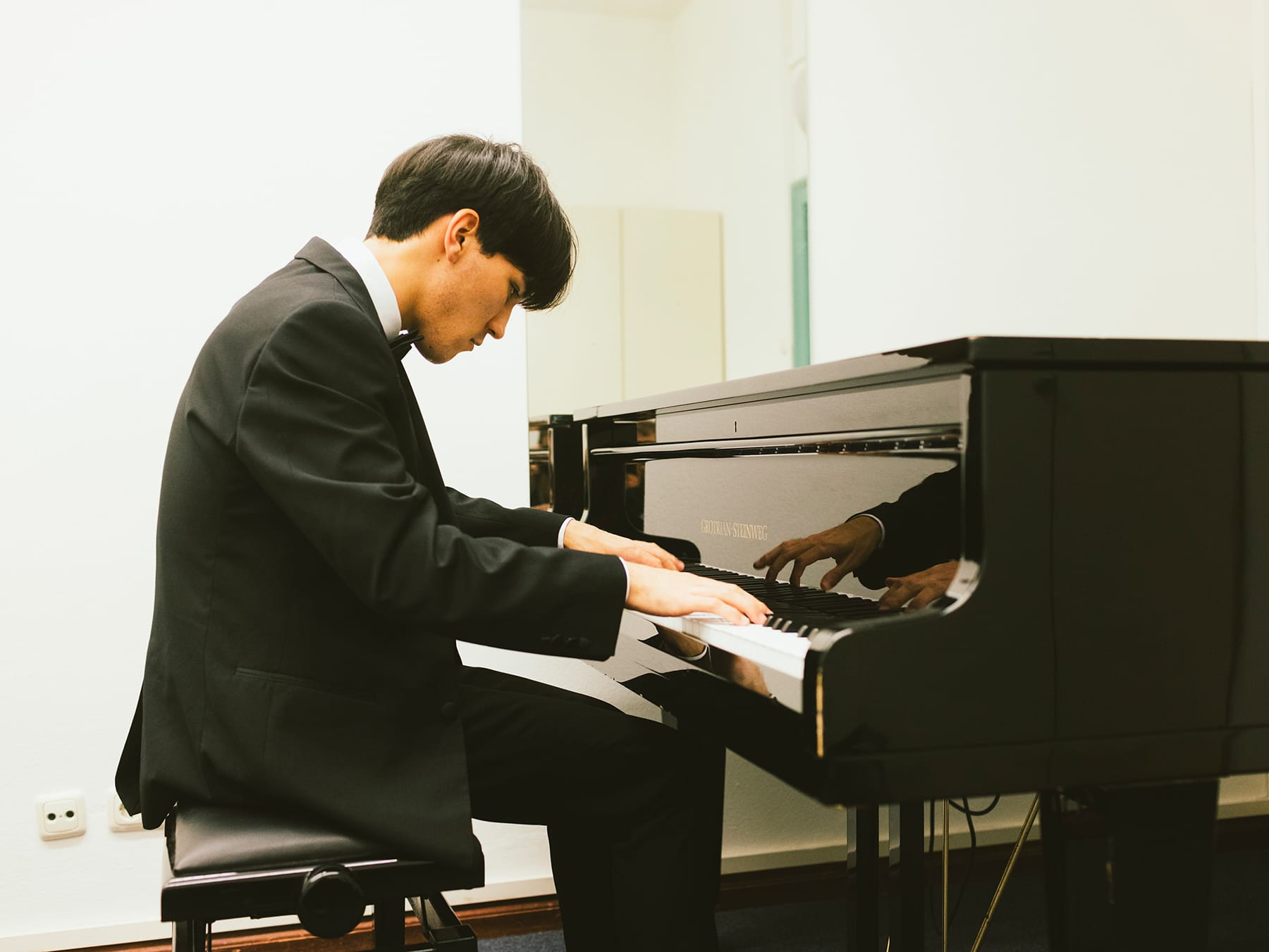 Elias Ackerley Pianist Elias Ackerley am Klavier